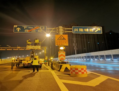 宁波郑州市北三环彩虹桥交通标志牌安装现场
